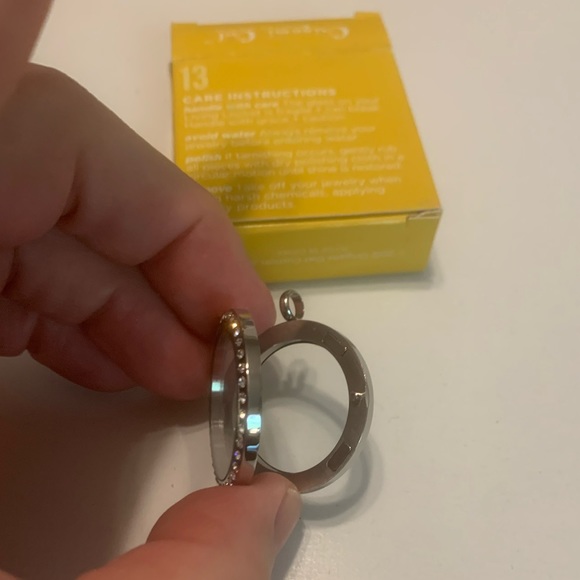 Authentic Origami Owl Large Crystal Hinged Silver Legacy Living Locket NWT - Picture 5 of 8